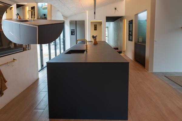 Mettes moderne køkken med Sort Luna kompaktlaminat bordplade